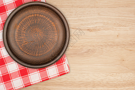 桌上的棕粘土板餐具厨房桌子国家生态棕色盘子陶器木头图片