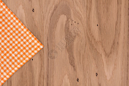 带有橙色方格桌布的质朴木板检查乡村格子厨房木头餐巾桌子国家菜单红色图片