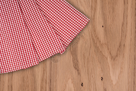 配红色餐巾纸的白色旧旧木桌厨具食物草本植物木头桌布厨房餐巾织物胡椒子桌子图片