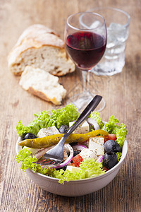 带橄榄的新鲜希腊沙拉乡村食物乳酪午餐胡椒黄瓜戒指面包刀具蔬菜图片