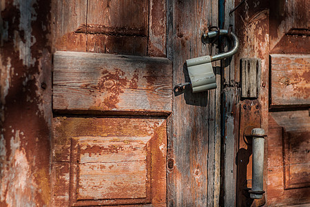 旧的门和生锈的锁图片