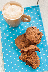 蓝餐巾纸上加一杯咖啡的巧克力美食饼干糕点可可食物酥皮小吃温度文化奶油咖啡店早餐图片