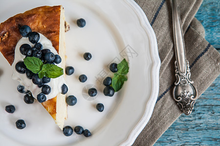 粗干奶酪烤布丁 酸奶油和蓝莓蛋糕馅饼美食沙锅烹饪小屋木头盘子叶子糕点图片