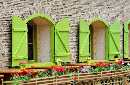 木绿色房子窗户和鲜花图片