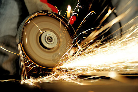 工人用研磨机切割金属闪光研磨圆圈工作治疗制造业钻石钻头机器速度图片
