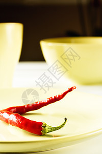 红辣椒在绿色菜盘上健康木头烹饪红色盘子蔬菜香料厨房辣椒食物图片