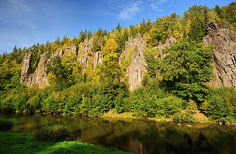 河上岩石山脉石头旅游天空场景蓝色森林顶峰旅行国家图片