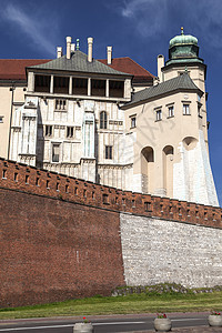 波兰克拉科夫有防守墙的瓦威皇家城堡文化爬坡蓝色城市历史性防御历史遗产国王皇家图片