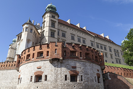 波兰克拉科夫有防守墙的Wawel Royal城堡遗产防御地标蓝色建筑皇家爬坡建筑学城市历史性图片