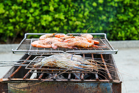 烧烤炉上的虾子海洋海鲜美食烹饪红色火焰营养木炭熏制小吃图片