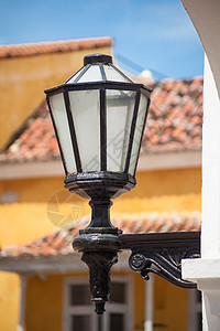 卡塔赫纳德印第亚斯的古老街道灯笼建筑学遗产殖民城市黄色历史路灯城墙历史性图片