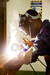 身穿防护服和设备的光束焊接工业劳动者工人金属建造电焊围裙装备防护劳动图片
