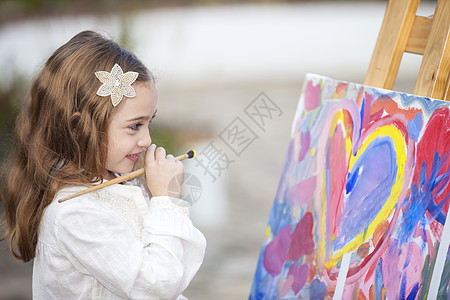 小女孩在户外画画画架童年创造力画笔金发白色绘画艺术女孩孩子图片