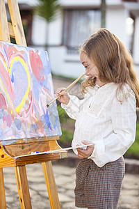 小女孩在户外画画艺术画笔白色女孩画架孩子金发童年创造力绘画图片