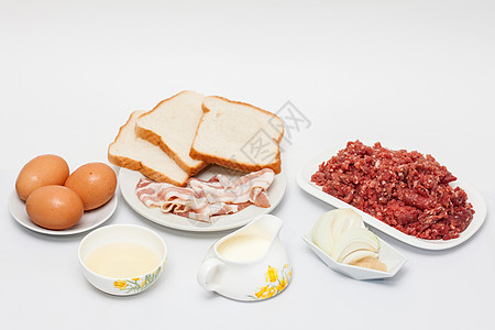 准备鸡蛋和蔬菜配肉卷的成份洋葱白色烹饪厨房熏肉面包牛肉肉丸牛奶蒜泥图片
