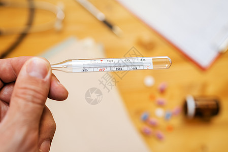 与医疗温度计测量人体体温的药用温度计医生发烧成人流感疾病男性弱点乐器保健温度图片
