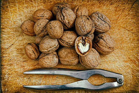核桃和胡桃夹子贝壳木头小吃坚果团体饼干棕色种子健康饮食图片