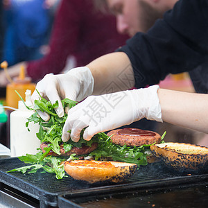 牛肉汉堡准备在食物摊位上吃沙拉炙烤厨房桌子午餐手套餐饮盘子小吃厨师图片
