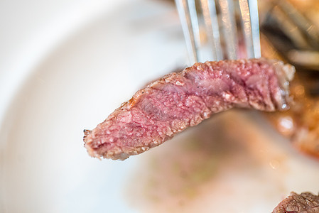 牛肉牛排冷却鱼片食物石板农产品迷迭香肋眼花纹烧烤英语图片