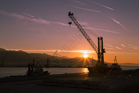 黎明时起落架项目日出紫色运输工业白色起重机码头天空黄色图片