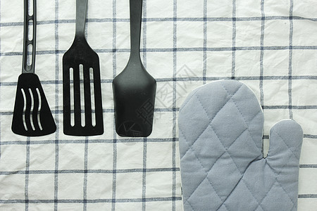 厨房设备食物黑色团体勺子白色钢包抹布塑料手套平底锅图片