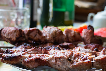 午餐时吃烤肉串烧烤架香菜牛肉洋葱美食叶子盘子猪肉蔬菜香料图片