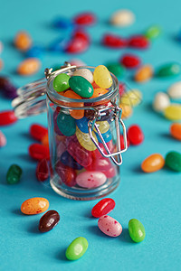 罐子里的果冻豆子糖豆绿色白色红色孩子糖果味道乐趣食物玻璃背景图片