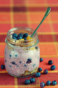 含果浆和谷物的酸奶甜点麦片营养食物薄片饮食浆果早餐玻璃食谱图片