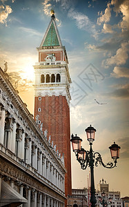 圣马可广场历史性蓝色广场地标街道柱廊雕像太阳公爵城市图片