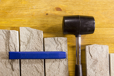 橡胶球棒和建造灰色建筑维修工作木头饰面石材料锤子石头图片