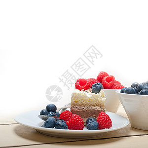 新鲜草莓和蓝莓蛋糕白色小吃装饰美食蛋糕甜点红色水果浆果食物图片
