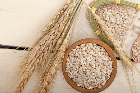有机小麦谷物种子食物营养农业勺子稻草乡村麦芽收成木头图片