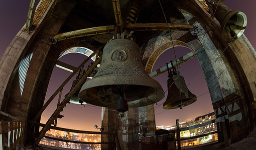 在大教堂门厅钟声满月的夜幕风景画幅编钟宗教历史圆顶福利寺庙崇拜地标青铜图片