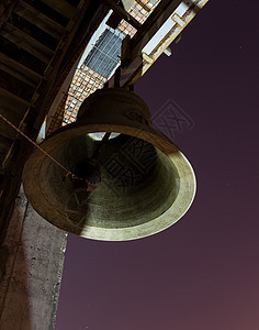 在大教堂门厅钟声满月的夜幕风景福利光束青铜崇拜宗教画幅编钟教会历史铃铛图片