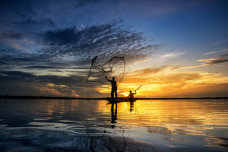 泰国渔夫旅行钓鱼旅游日落日出反射木头波纹热带图片
