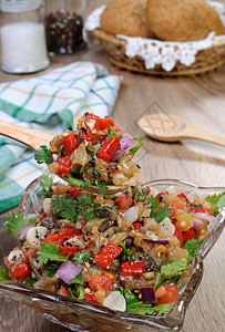 配蔬菜的茄子沙拉盘子肉质香菜香料肉汁胡椒点心营养洋葱午餐图片