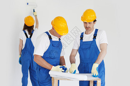 计划建造工事小组团队建筑项目工程师工作男人头盔蓝图工人建设者背景图片