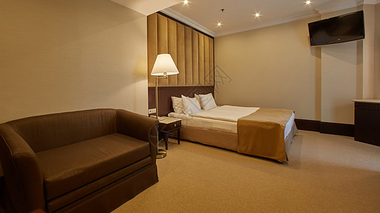 双床间室内寝具窗户卧室服务木头酒店窗帘公寓旅行桌子图片