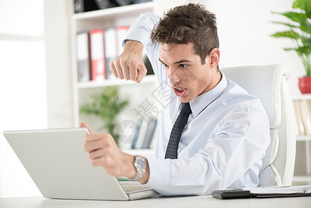 愤怒的商务人士专业经理工作工人桌子坏消息灾难电脑身体办公室图片