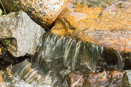 溪水流岩石自然溪流石头橙子背景图片