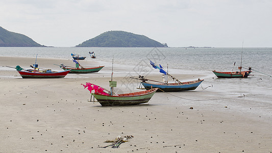 渔船停靠在沙滩上图片