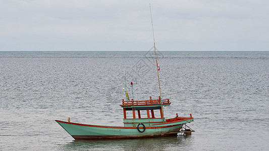 独自在海中捕鱼的渔船图片