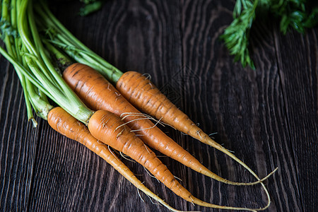 新鲜生长的胡萝卜健康饮食叶子烹饪饮食木头小吃木板食物营养收成图片