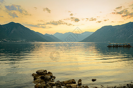 黑山博卡科托尔斯卡湾的全景 请见此日落峡湾蓝色海岸线石头天线海洋建筑学旅行岩石图片