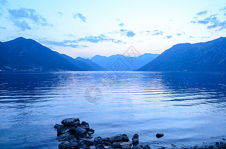 黑山博卡科托尔斯卡湾的全景 请见此海岸线天空建筑学海洋日落蓝色石头旅行城市地标图片