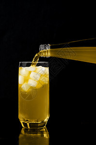 柠檬水被倒入玻璃里 在黑色背景上补品口渴饮料水果果汁食物文本柠檬苏打水黄色图片