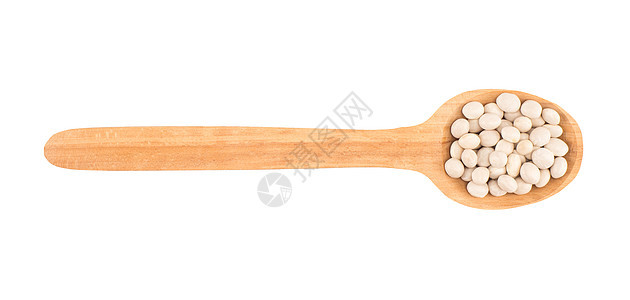 在白色背景的木勺子上贴近干白豆食物脉冲蔬菜图片