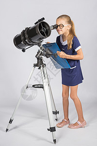 在望远镜眼镜中 与有兴趣的同龄人一起戴眼镜的年轻天文学家图片