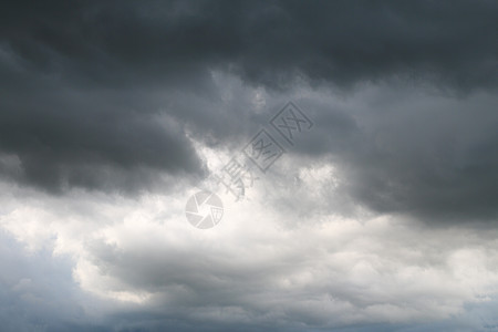 下雨前的黑暗天空灰色时间天气飓风季节场景天堂雷雨风暴气象图片