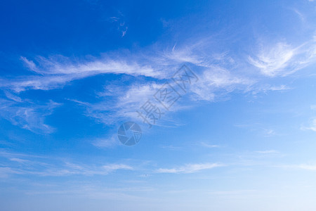 蓝色天空和微小云彩背景图片